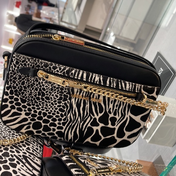 MICHAEL KORS JET SET LARGE EAST WEST ZIP POCKET CHAIN XBODY 
BLACK 
NWT - Picture 16 of 16